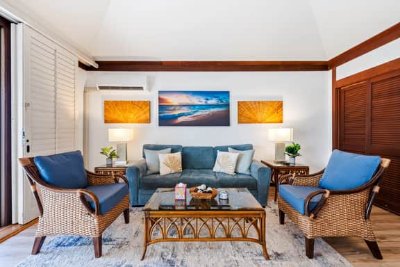 KP40 Walk to Beach!Top Corner Unit, A/C, Pool, Gym