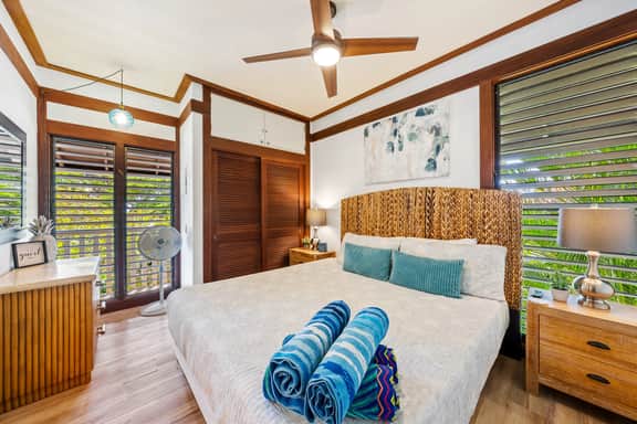 KP40 Walk to Beach!Top Corner Unit, A/C, Pool, Gym