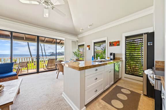 KP13 2nd Floor | Beachfront• Pool • Sunsets